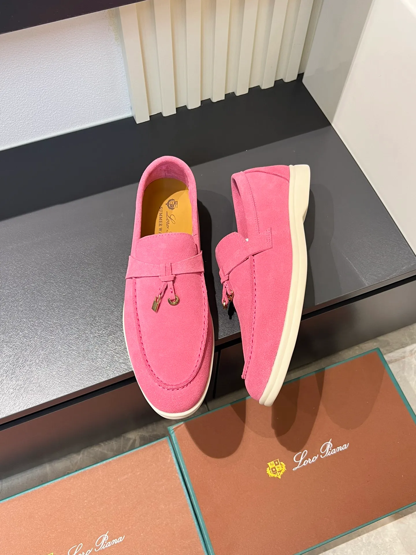 Men's shoes 💰p360 "Loro men's shoes 💰pian'*" Classic L men's shoes for couples 💰p Top version British flat loafers, a must-have item in old money style, the minimalist design is eye-catching and durable, a plus point for dressing The soft foot feel and texture are outstanding. They don’t scratch your feet and are very nice. They are matched with soft and waxy soles. They can be worn daily for a long time without getting tired. They are easy to wear, versatile and classic items, with perfect foot feel and texture! Imported cashmere fabric, the lining is made of imported A-grade water-dyed cow lining, the top version of the genuine leather midsole is sewn with pure handmade mark thread! Size: Female 35-40 (34. Customized) Male 38-44 (45.46. Customized)